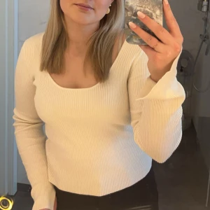 Tröja - Säljer denna jättefina tröja från H&M, sitter här fint å är jättefin, i storlek S