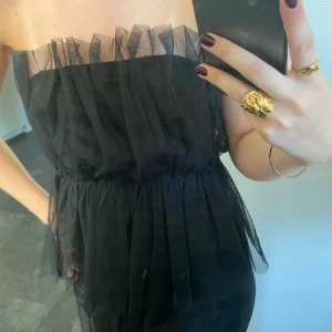 Svart tubtopp - Topp från vero moda , köpt i juni och endast använd en gång! 