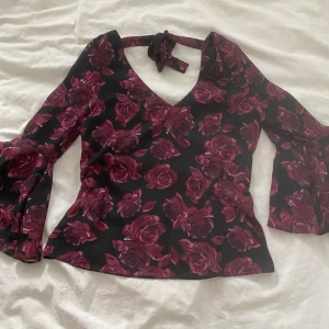 Blommig blus med knyt i bak - Säljer då den inte kommer till användning. Perfekt till fest eller en middag. Kontakta mig vid eventuella frågor. Köp nu är på!❤️