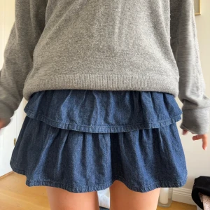 Lågmidjad jeansvolangkjol - Bra skick. Strl 164 cm enl lapp, ca S/ksk M. 
