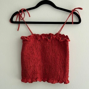 Linne - kan bäras med eller utan band! Köpt i butik i Singapore får cirka 300kr. Den är Orange/röd 