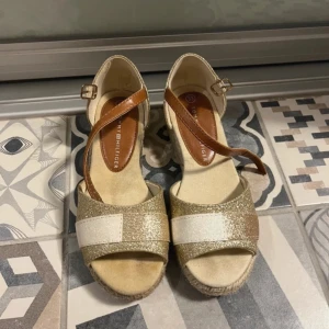 Tommy Hilfiger klackskor  - Använd bara några gånger. Jätte fina, storlek 33
