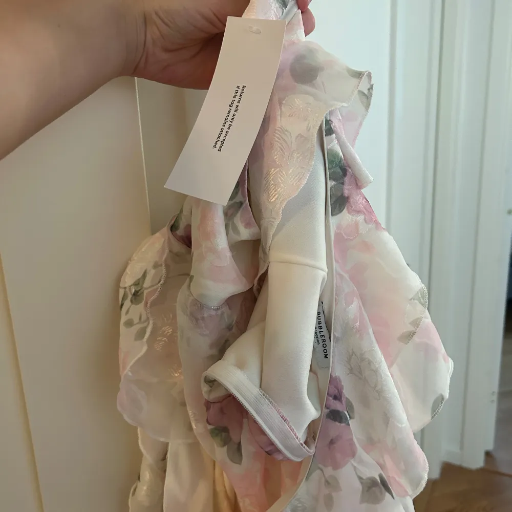 Jättefin ny volang klänning med blommigt mönster köpt på Bubbleroom! Prislappar kvar, säljes då jag råkat köpa i fel storlek! Nypris: 1200kr Storlek M!. Mekot.