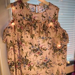 Blommig blus 💕 - Super fin blomig blus från Lindex, storlek 146 ålder 10-11 (barn storlek). Säljs inte i butik eller online längre. Använt men super bra skick. Jätte fin till våren och sommaren. Öppna axlar 💕Skriv om ni vill ha tydligare bilder. 