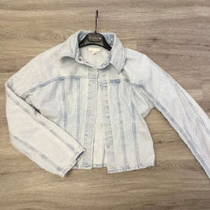 Jeansjacka  - Jeansjacka från H&M köptes någon vecka sedan använd 1 gång. Storlek S. Nypris 599kr 