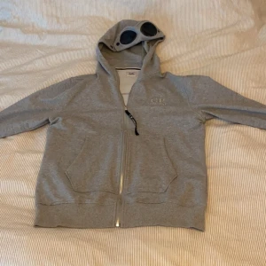 Cp company zip hoodie - Hej! Jag säljer en fin och knappt använd cp. Company zip hoodie som är i ett utmärkt skick. Hör av er vid funderingar eller intresse, mvh Viggo
