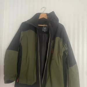 North Bend vandrar/regnjacka - Jätteskön regn/vandrarjacka från North Bend. Den är köpt på Team Sportia för ett par år sedan. Säljer den för den bara ligger i garderoben utan användning. Jag är 183 cm och har på mig M och L men den passar mig frf jättebra. Utmärkt skick!