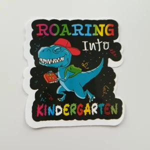 Dinosaurie, roaring into kindergarten, klistermärken/stickers  - Klistermärken/stickers Motiv: dinosaurie, roaring into kindergarten  Antal: 1st  Skick: ny/oanvänd  Kul att använda till pyssel, scrapbooking och annat. Kan tex användas till att dekorera din bärbara dator, skateboard, resväska, etc. 