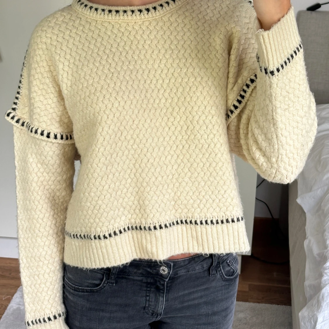 Stickad tröja med detaljer💕