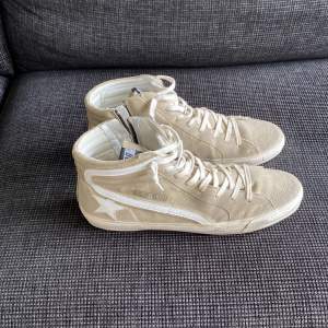 Tja, säljer nu mina unika Golden goose slide. De är i bra skick och är sparsamt använda. Skick: 9/10  De är i storlek 46 men passar mig som har 45 vanligtvis. Priser är inte hugget i sten. Hör av er om ni har några frågor.