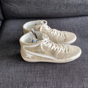 Golden goose  - Tja, säljer nu mina unika Golden goose slide. De är i bra skick och är sparsamt använda. Skick: 9/10  De är i storlek 46 men passar mig som har 45 vanligtvis. Priser är inte hugget i sten. Hör av er om ni har några frågor.