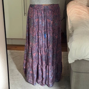 Somrig långkjol💐 - Jättefin långkjol som även fungerar att ha som en bandeauklänning! Väldigt bra skick💕