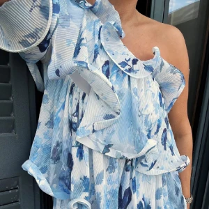 Klänning - Säljer denna klänning från NAKD X Lojsan Wallin. Storlek 34 och prislappen är kvar! Hör av er vid frågor💙🦋