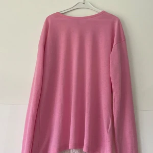 Långärmad tröja - Rosa långärmad tröja med spets i ryggen.  Väldigt bra skick bara använd ett fåtal gånger. Strl 158 men passar XS/S. Skriv för bilder på💕