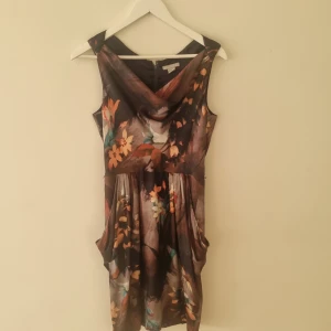 Klänning - Klänningen är tajt på överdelen.