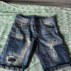 Dsquared2 Shorts - Säljer pga ändrad stil, använda fåtal gånger så i använd skick , men inga fläckar o skador på shortsen