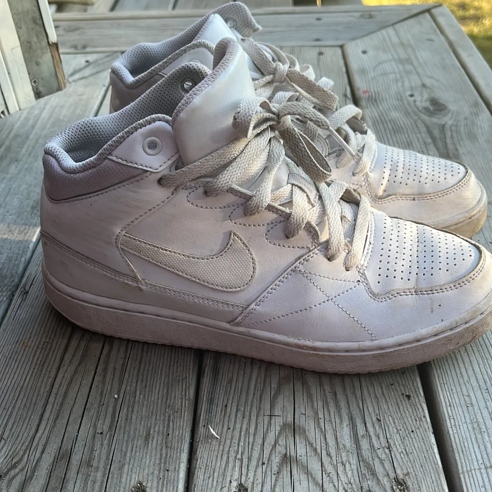 Nike skor acceptabelt skick men endå relativt fräscha. Kengät.