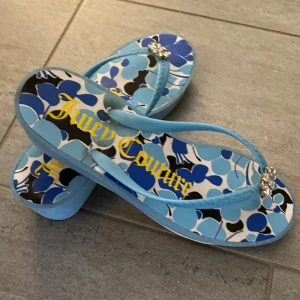 Juicy couture sandaler - Sjukt snygga platform sandaler från Juicy Couture 😍🩵 Storlek 38-39 