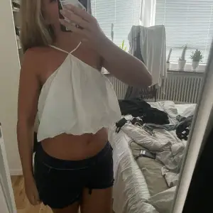 säljer en vit kort blus/topp ifrån ginatricot i stolek M  Kom privat för mer info eller frågor 