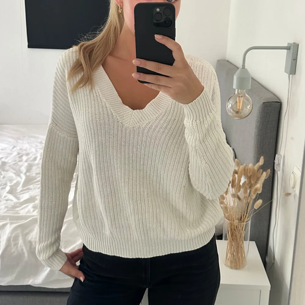 Cardigan från Nelly strl XS, skulle säga att den också passar S🤍 fin, använd några gånger, några noppor inuti tröjan men annars jättefin . Neuletakit & Villapaidat.