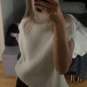 Stickad med polokrage - En fin stickad tröja med liten krage från NA-KD storlek XS