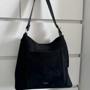 Svart handväska - Parfois - Oanvänd - Sååå fin väska som jag köpte för många år sedan men som aldrig har använts då jag var så rädd om den. Är i suede liknande material på utsidan. Finns inte att köpa någon annanstans. Nypris: 700kr.