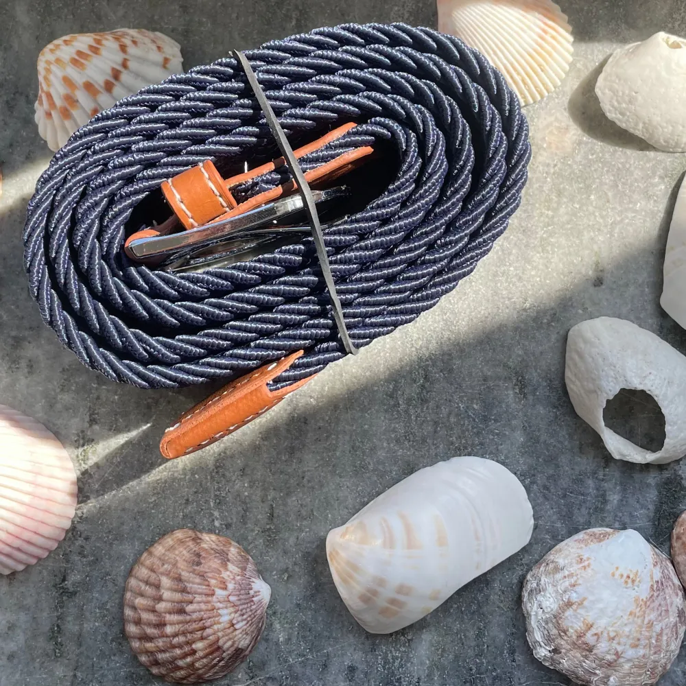 ⛱️SOMMARDEAL☀️ Just nu får du valfritt armband på köpet när du köper valfritt bälte. Till och med 31/8. Flätat bälte i färgen mörblått 105 cm Passar perfekt både till den vardagliga outfiten men även på utekvällen eller din date. Accessoarer.