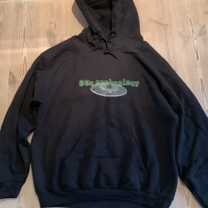 Svart Hoodie - Svart Hoodie med tryck, Inga fel eller defekter! Bra skick!  Har två stycken, exakt likadana, samma storlek! Ta båda för 200kr!