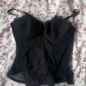 Svart korsett - En fin svartkorsett ifrån hm, har kupa inne vilket innebär att ingen bh behövs. 