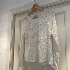 Spets topp - Söt topp i spets, fint skick💞 storlek L men skulle säga att den är väldigt liten i storlek, sitter bra på mig som har S/M.