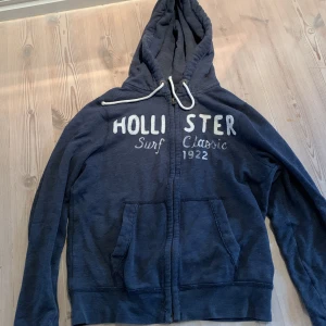 Hollister Tröja - hollister Tröja/zip up i storlek S. 