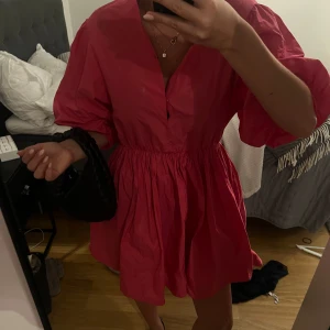 Klänning - En rosa klänning från hm!  Slutsåld och aldrig använd🩷