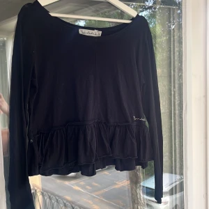 Bondelid tröja med volang  - Supergullig tröja från Bondelid med volang nertill. 