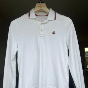 Moncler piké långärmad  - Skick 9/10  Hör av dig om du vill ha fler bilder eller vad som….😀🙌 STORLEK (S) 