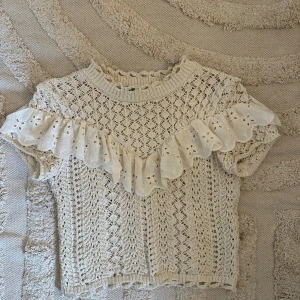 Virkad zara topp - superfin och populär topp från zara! Knappt använd och därav inga defekter🤩kom privat om du har frågor!