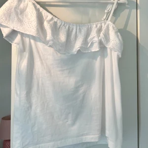 Snygg topp - Så fin topp perfekt till alla tillfällen💕 i bra skick då den knappt är använd🙌🏼🙌🏼