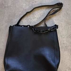 Svart väska  - En fin svart väska som är köpt från SHEIN!  Den rymmer ganska mycket! Mått: 26x10,5x26cm. 