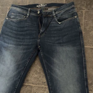 Blåa grant jeans - Blåa sköna jeans som sitter lite tight, skick 9/10, använd fåtal gånger, storlek: W:33  L:30