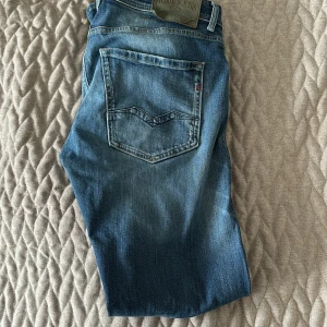 Replay jeans  - Dessa jeans av varumärket replay. 8/10 skick. Storlek 31!!!! Kontakta gärna vid några frågor 