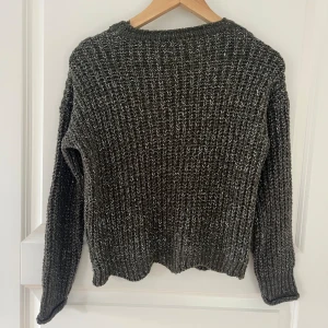 Söt stickad tröja - En så gullig mörk grön stickad tröja som är så himla fin till jeans eller kjol som jag knappt använt!