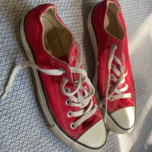 Röda låga Converse  - Jättefina felfria Converse. Lite smuts på det vita. 