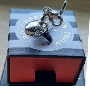 THOMAS SABO/HAJ. - Thomas Sabo berlock, ngt större haj i fint begagnat skick.  Ask/påse ingår ej.  Kolla bilder o ställ ev frågor före bud.  Frakt tillkommer. 