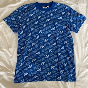 Adidas T-shirt - Fint t-shirt från Adidas med tryck fram och bak. T-shirten är i bra skick.