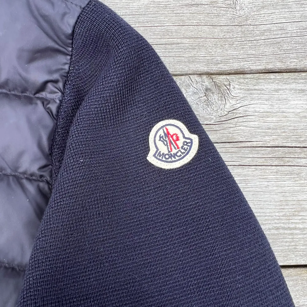 Marinblå. Storlek S. Fint skick. Id kod finns i jackan (moncler.com), kan skicka bild vid intresse. Galge och påse från Moncler medföljer. Ej intresserad av byten. . Jackor.