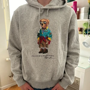 Ralph lauren hoodie - Riktigt snygg Ralph lauren hoodie i Storlek M, skick 8/10. 174 cm på sista bilden.