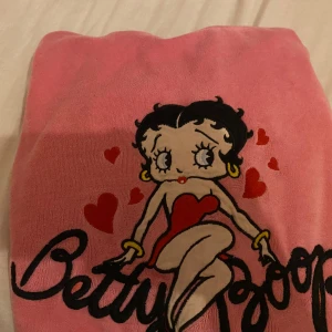 Bettyboop  - Rensar ut kläder ur min garderob!❤️tröjan har några fläckar som man kan se på bilden  Pris kan diskuteras 