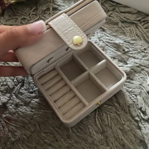 Smyckeskrin  - Fint beiget smyckeskrin köpt från glitter nypris 200kr