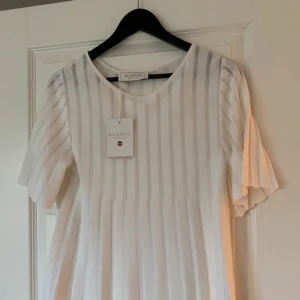 Busnel topp  - Helt ny topp ifrån märket Busnel Nypris 1699kr  Prislapp kvar  Frakt står köparen för 