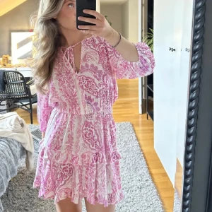 Klänning zara - Säljer denna klännng från zara för 350 + frakt, köpt på plick, slutsåld på zaras hemsida, aldrig använd, jättebra skick!! storlek M men passar även XS och S, skriv för funderingar eller mer bilder🤍 (lånade bilder)