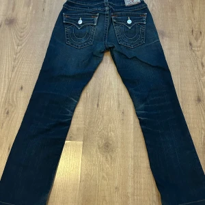 Lågmidjade true religion jeans - Använts endast 1 gång, anledningen till varför jag säljer de här är för att de var korta för min smak💕